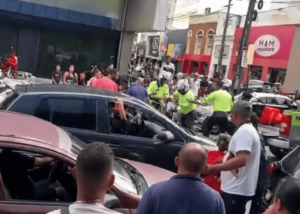 Populares impedem agentes da Semob-JP de apreender moto irregular no Centro