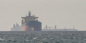 Saída dos Emirados Árabes da Opep provoca nova alta do petróleo