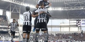 Botafogo vence Corinthians pelo Brasileirão com três de Arthur Cabral