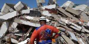 Equipes de resgate continuam a atuar após terremotos na Venezuela