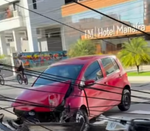 Motorista perde o controle do carro, derruba postes e deixa parte de bairro sem energia – PB AGORA