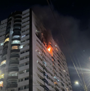 Chamas assustam moradores após incêndio atingir apartamento no Altiplano, em João Pessoa