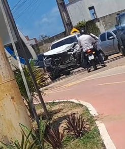 Caminhonete avança sinalização e é atingida por VLT em Cabedelo; motorista teria culpado maquinista