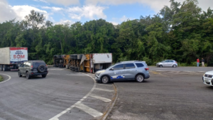 Carreta tomba na BR-230, bloqueia as duas faixas e provoca congestionamento em Cruz do Espírito Santo
