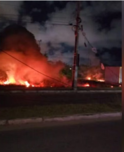 Carro derruba poste e provoca incêndio no Altiplano, em JP; motorista fica ferido