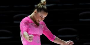 Flávia Saraiva é ouro nas assimétricas da Copa do Mundo de ginástica
