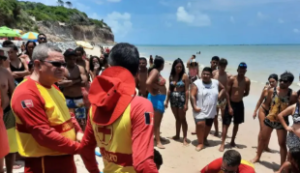 Idoso de 64 anos se afoga na Praia do Seixas e é levado de helicóptero para hospital em João Pessoa