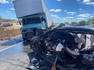 Morre terceira vítima de acidente entre carro e caminhão na BR-230, em Juazeirinho