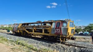 Obras do VLT em CG avançam com chegada de máquina especializada para nivelamento e alinhamento
