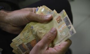 Servidores do Estado recebem salários a partir desta terça-feira