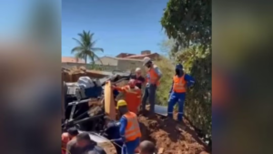Trabalhador fica ferido após caminhão caçamba atingir retroescavadeira no Sertão