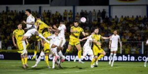 Com um a mais, Mirassol vence e complica Internacional no Brasileirão