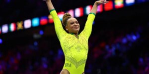 Rebeca, Flavinha e Lorrane avançam às finais do Mundial de Ginástica