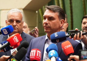 União e PP fecham com Flávio e preparam evento para anunciar apoio